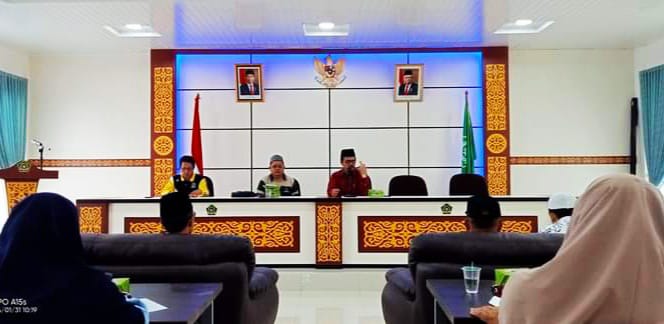 Kakan Kemenag Alizar Chan memimpin rapat evaluasi Tim Khatam Alquran Kota Padang Panjang Rabu (31/1/2024) di Aula Gedung PLHUT Kemenag.